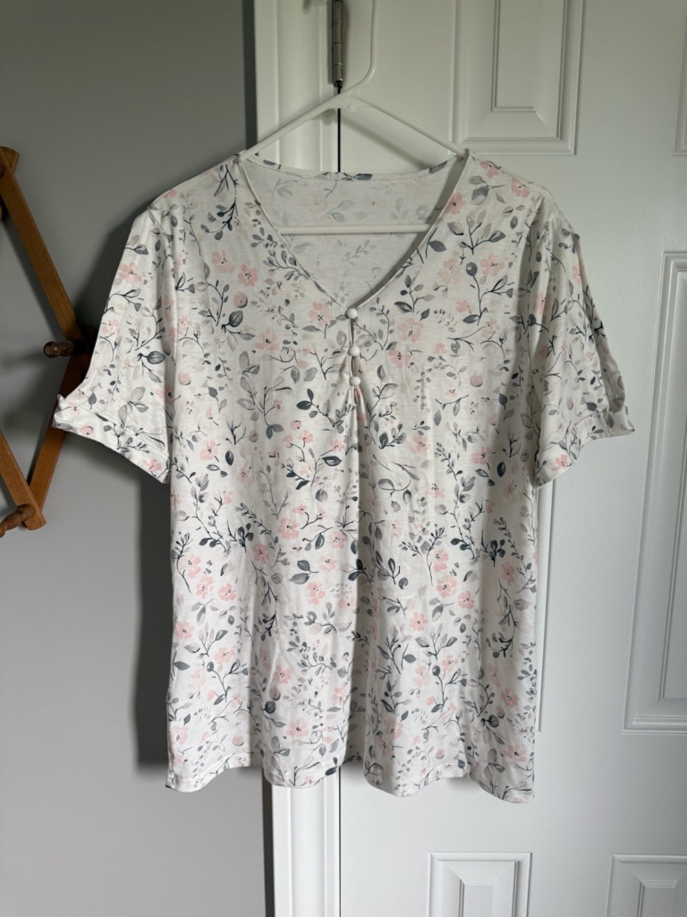 Women's Floral Short-Sleeve V-Neck Top - Light Pink & Gray